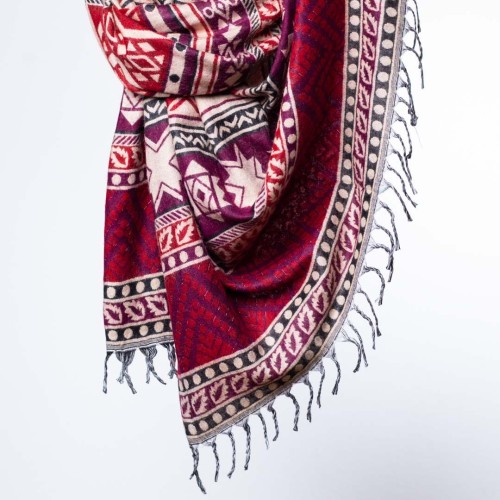 szal himalajski z Nepalu z wzorami etno buraczkowy