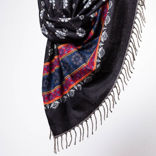 szal himalajski z Nepalu z wzorami i frędzlami czarny z niebieskim