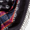 szal himalajski z Nepalu z wzorami i frędzlami czarny z niebieskim