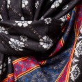 szal himalajski z Nepalu z wzorami i frędzlami czarny z niebieskim