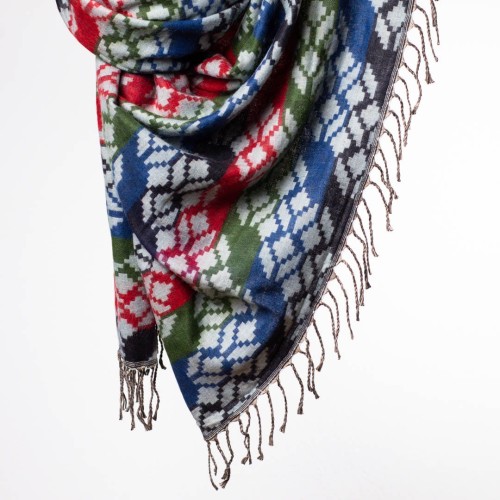 szal himalajski z Nepalu z graficznymi wzorami i frędzlami