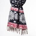 szal himalajski z Nepalu z wzorem kwiatowym w orientalnym stylu czarny