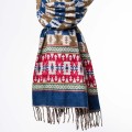 szal himalajski z Nepalu w graficzne wzory etno niebieski