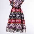 szal himalajski z Nepalu w graficzne wzory etno w orientalnym stylu boho śliwkowy