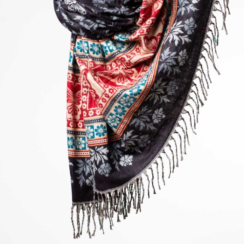szal himalajski z motywem w kwiatowym w stylu boho z frędzlami czarny