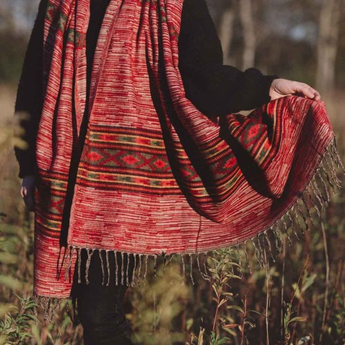 szal himalajski z nepalu z wzorami etno i fredzlami czerwony