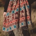szal himalajski z nepalu z wzorami etno i fredzlami