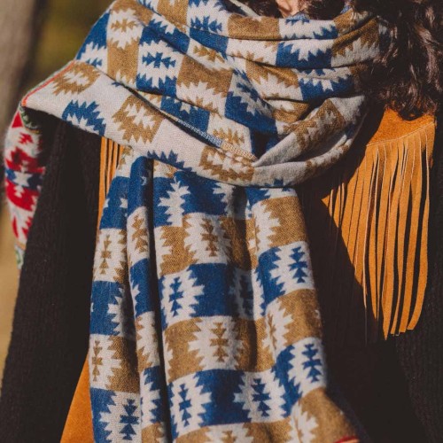 szal himalajski z nepalu z wzorami etno i fredzlami niebieski