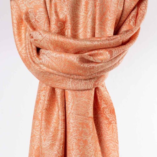 elegancki damski szal satynowy brzoskwiniowy morelowy