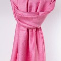 elegancki satynowy szal damski rozowy paisley