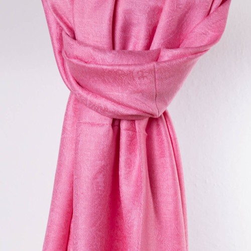 elegancki satynowy szal damski rozowy paisley