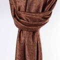 elegancki satynowy szal damski brazowy czekoladowy miedziany