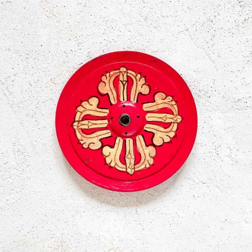 drewniana czerwona podstawka pod kadzidla i kadzidelka w patyczkach vajra dorje