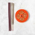 drewniana pomaranczowa podstawka pod kadzidla i kadzidelka w patyczkach vajra dorje