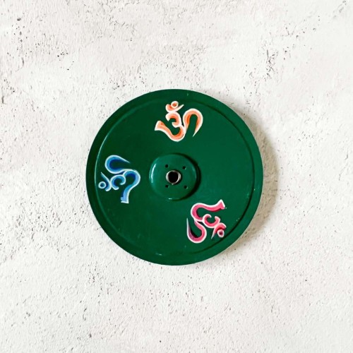 drewniana zielona podstawka pod kadzidla i kadzidelka w patyczkach symbol om