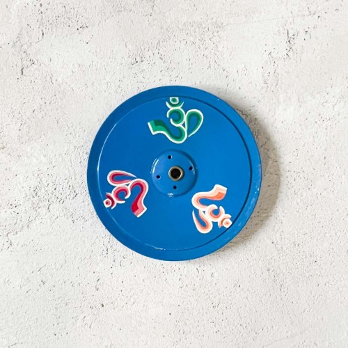 drewniana niebieska podstawka pod kadzidla i kadzidelka w patyczkach z symbolem om