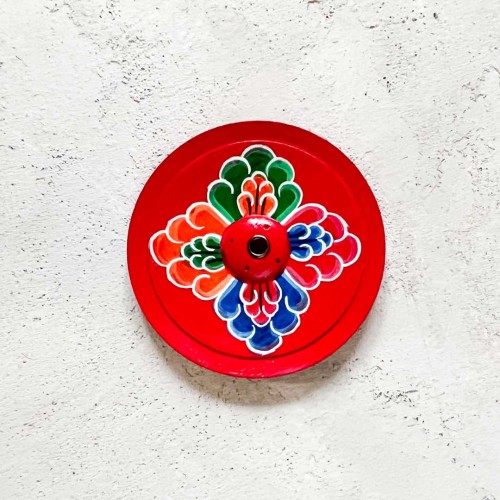 drewniana podstawka pod kadzidla i kadzidelka w patyczkach czerwona