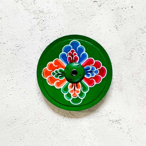 drewniana zielona  podstawka pod kadzidla i kadzidelka w patyczkach