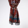 Miękki szal w stylu nepalskim – brązowy z geometrycznymi wzorami w kolorze beżowym i niebieskim, z frędzlami