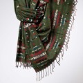 Zielony szal himalajski z frędzlami i geometrycznym, etnicznym wzorem – ciepły dodatek na chłodne dni