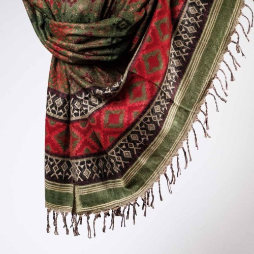 damski szal kocyk w kolorowe wzory etno boho z fredzlami zielony