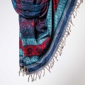 damski szal kocyk w kolorowe wzory etno boho z fredzlami niebieski