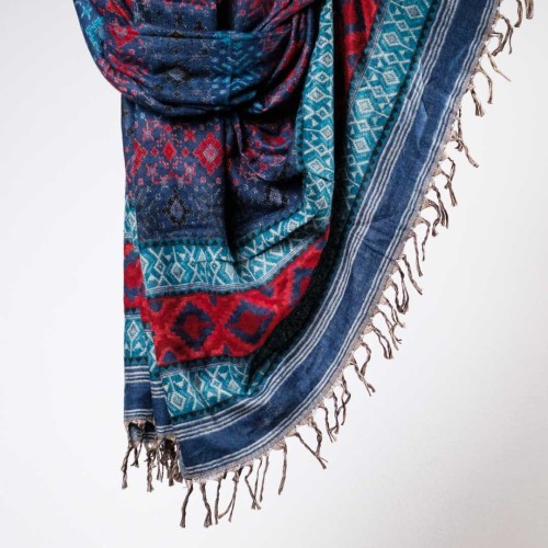 damski szal kocyk w kolorowe wzory etno boho z fredzlami niebieski