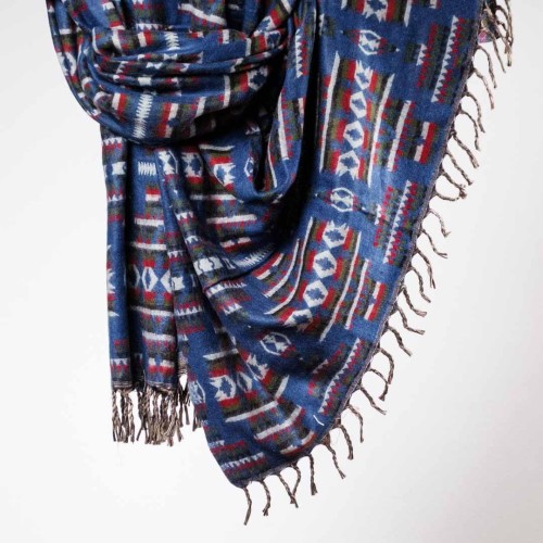 damski szal kocyk w kolorowe wzory etno boho z fredzlami niebieski