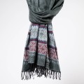 damski szal kocyk w kolorowe wzory etno boho z fredzlami grafitowy