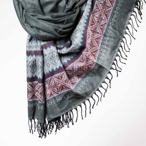 damski szal kocyk w kolorowe wzory etno boho z fredzlami grafitowy