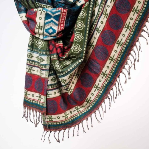 damski szal kocyk w kolorowe wzory etno boho z fredzlami czerwony zielony