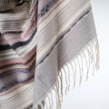 damski szal z dodatkiem kaszmiru w kolorowe wzory z fredzlami jasnoszary