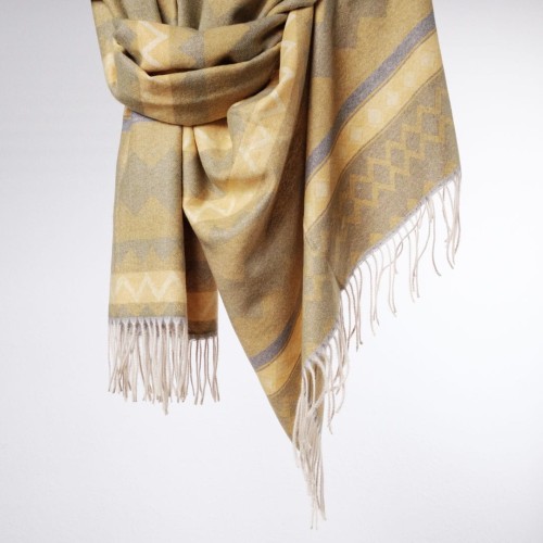 damski szal z dodatkiem kaszmiru zolty we wzory z fredzlami