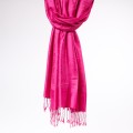 damski satynowy szal magenta rozowy