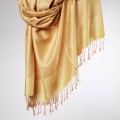 elegancki satynowy szal damski szafranowy zolty
