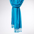 elegancki satynowy szal damski niebieski lazurowy