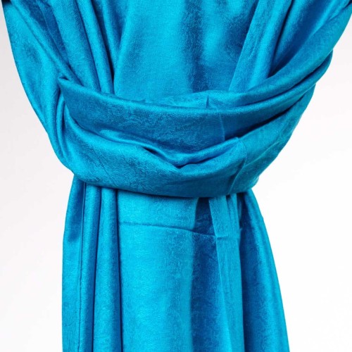 elegancki satynowy szal damski niebieski lazurowy