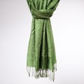 elegancki satynowy szal damski w kolorze zielonej oliwki