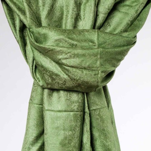 elegancki satynowy szal damski w kolorze zielonej oliwki