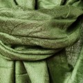 elegancki satynowy szal damski w kolorze zielonej oliwki