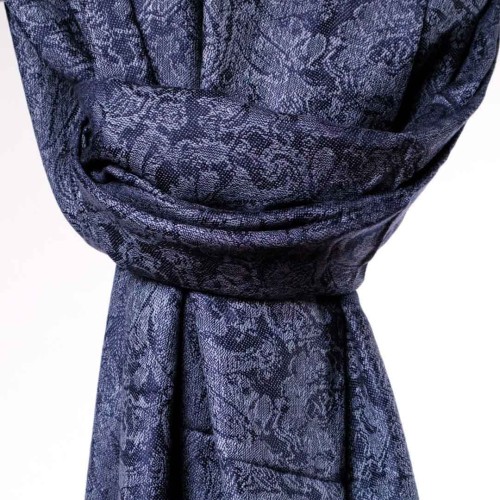 elegancki satynowy szal damski z delikatnym polyskiem niebieski