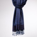 elegancki satynowy szal damski z delikatnym polyskiem granatowy atramentowy