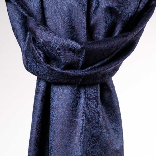 elegancki satynowy szal damski z delikatnym polyskiem granatowy atramentowy