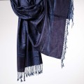 elegancki satynowy szal damski z delikatnym polyskiem granatowy atramentowy