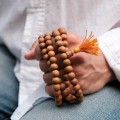 mala buddyjska drewniana do medytacji z drzewa sandałowego 108 koralikow