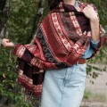 dlugi kolorowy czerwony czarny szal szalik we wzory boho na jeien na zime