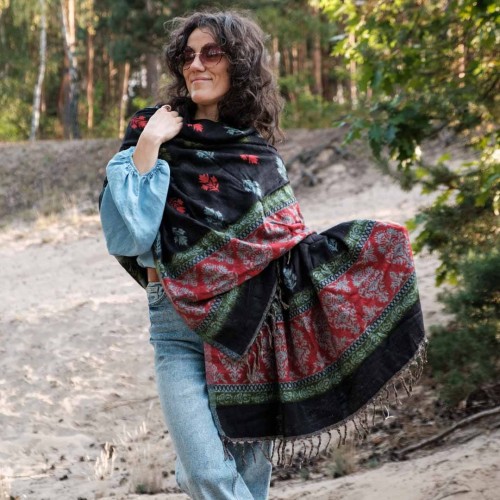 dlugi jesienny czarny szal szalik damski we wzory w kwiaty na jesien na zime