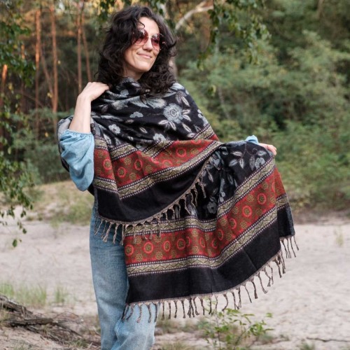 dlugi zimowy jesienny szal szalik damski czarny we wzory w kwiaty etno boho