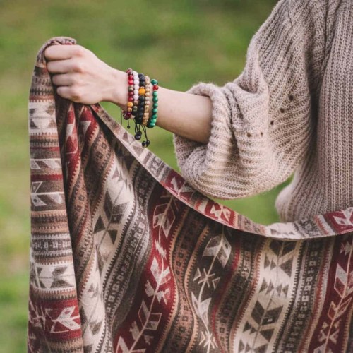 Szal boho z frędzlami w odcieniach khaki, oliwki i czerwieni — etniczny wzór, idealny jako otulająca chusta lub szal na prezent