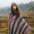 Kolorowy indyjski szal w etniczne wzory, owinięty wokół kobiety stojącej w górskim krajobrazie – Mandhu